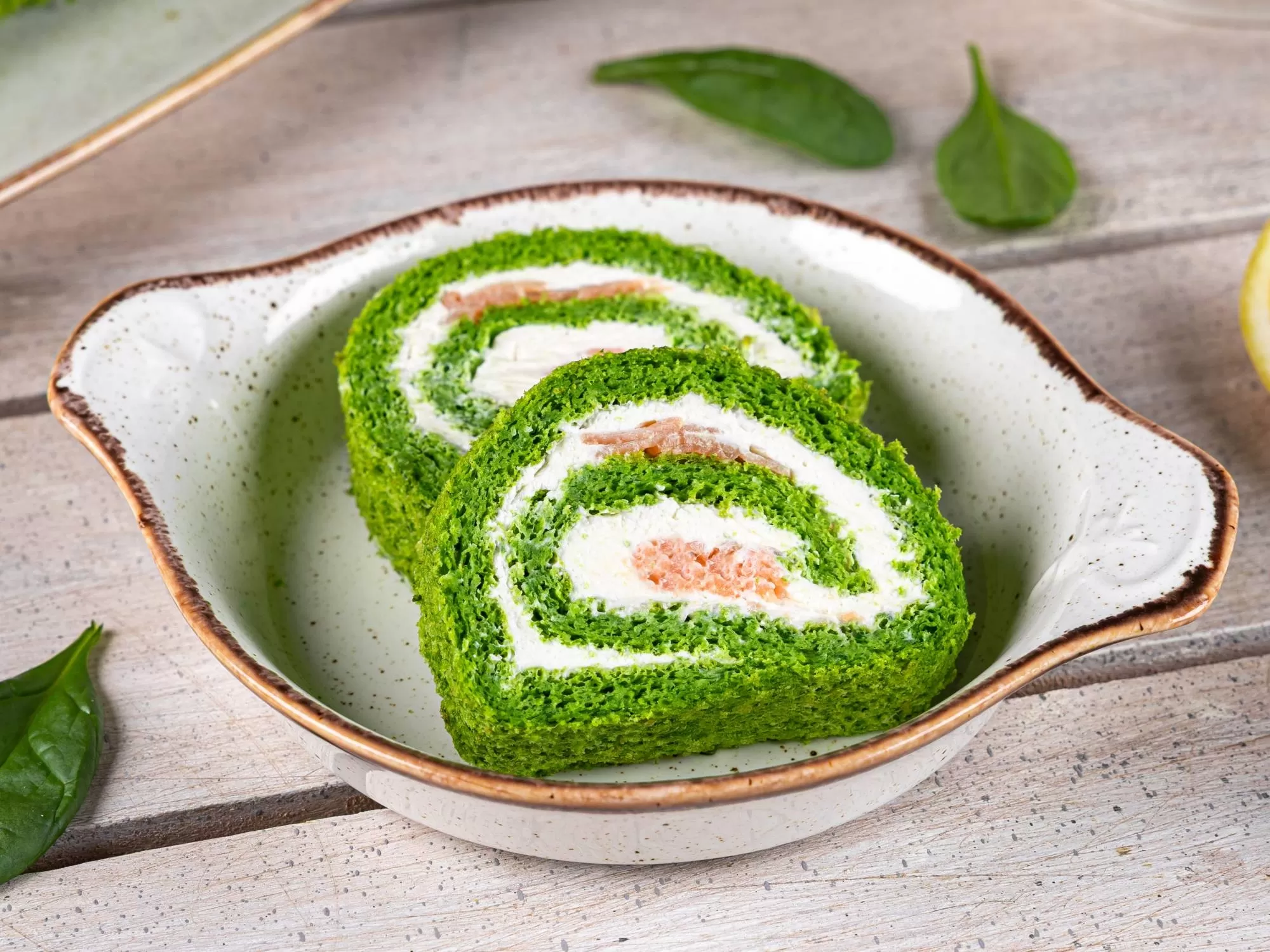 Шпинатный рулет с лососем и сливочным сыром1