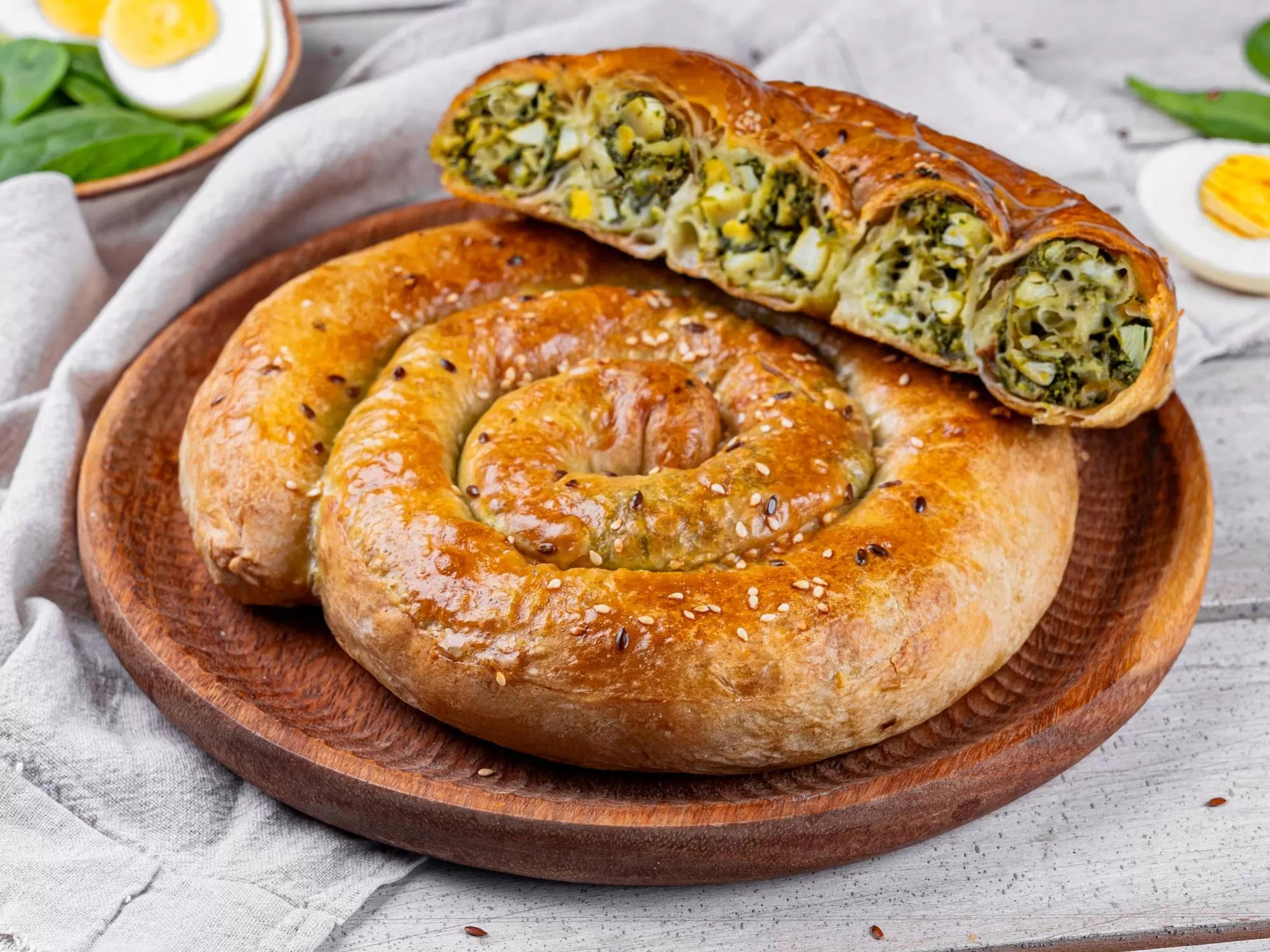 Молдавская плацынта со шпинатом и яйцами