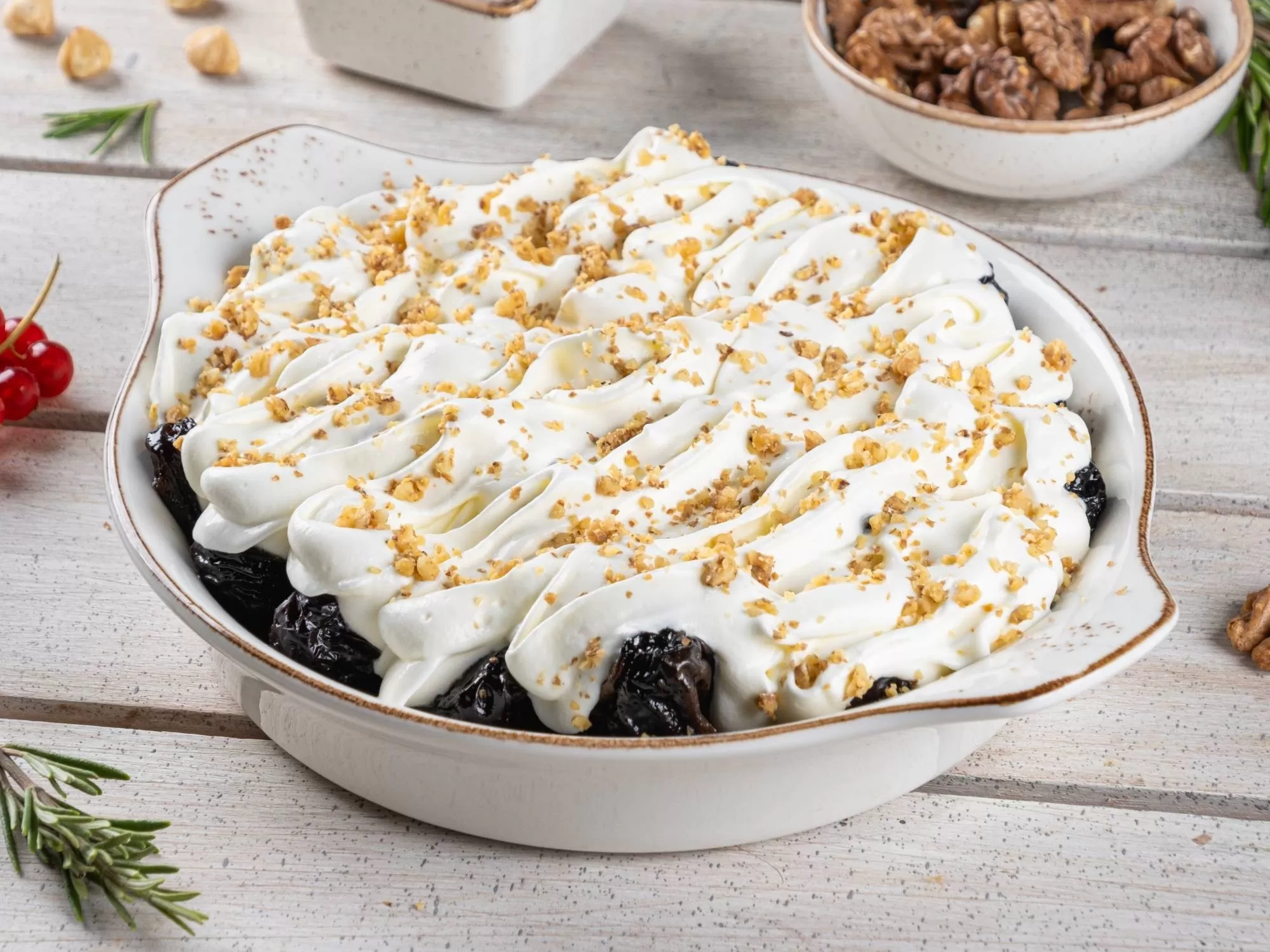 Десерт Рождественское волшебство сливы с орехами и сметаной 0