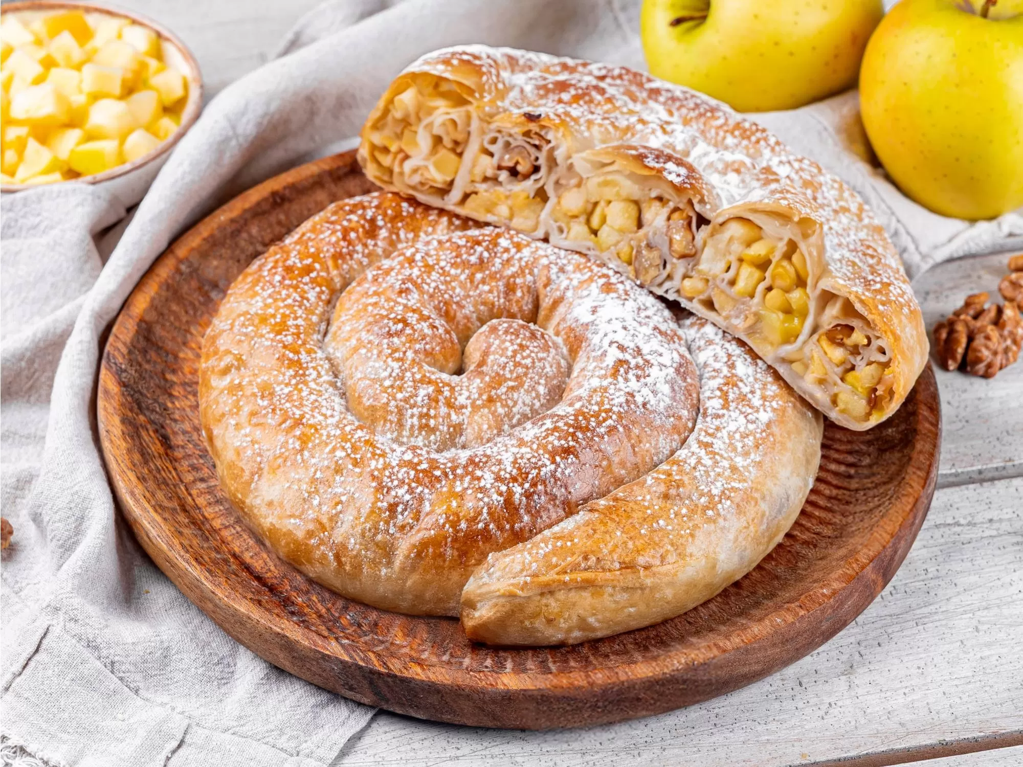 Молдавская плацынта с яблоками и орехами 