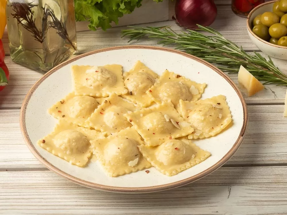 Ravioli with ricotta cheese and sun-dried tomatoes
