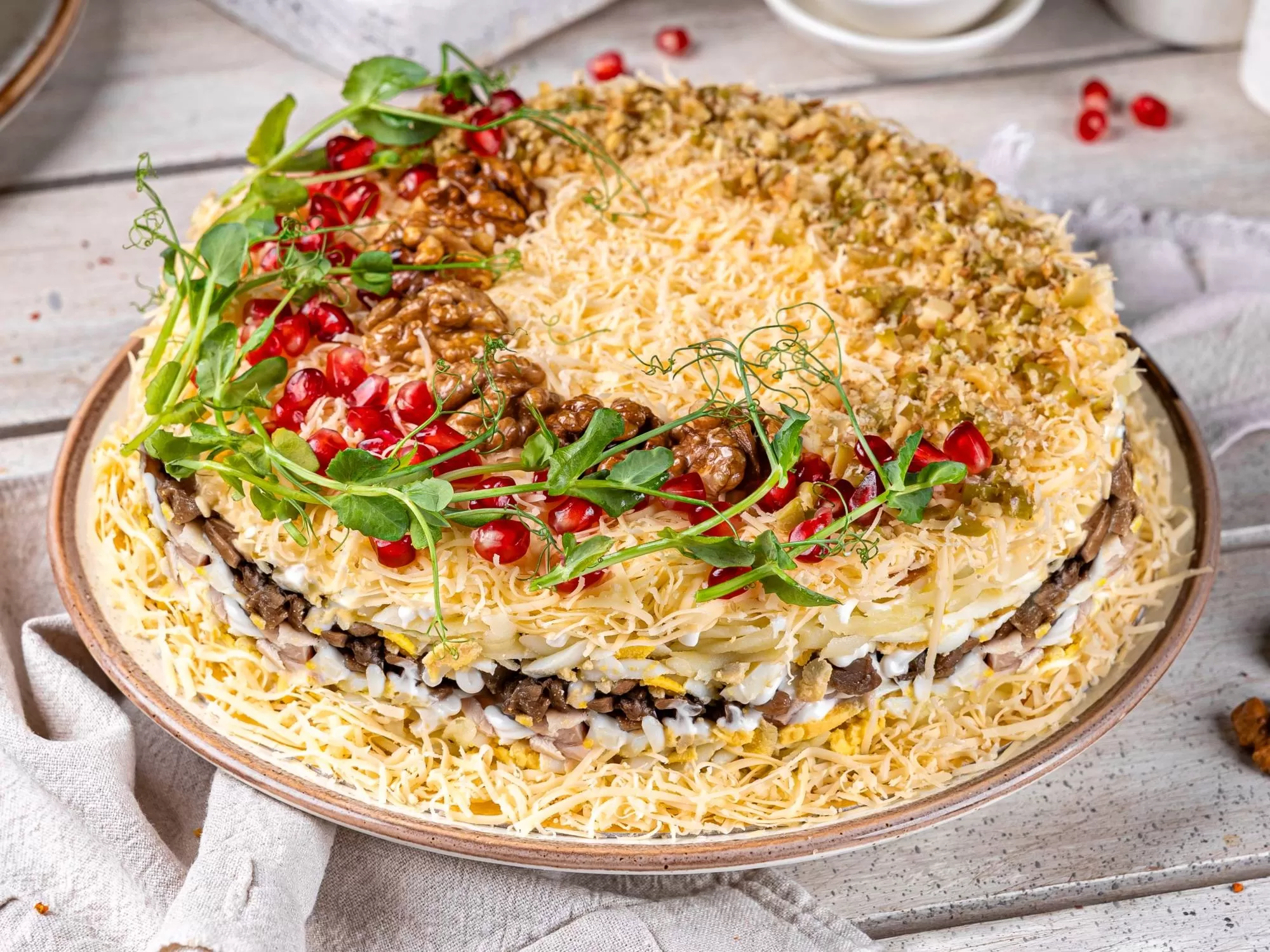 Салат с курицей, сыром и грибами