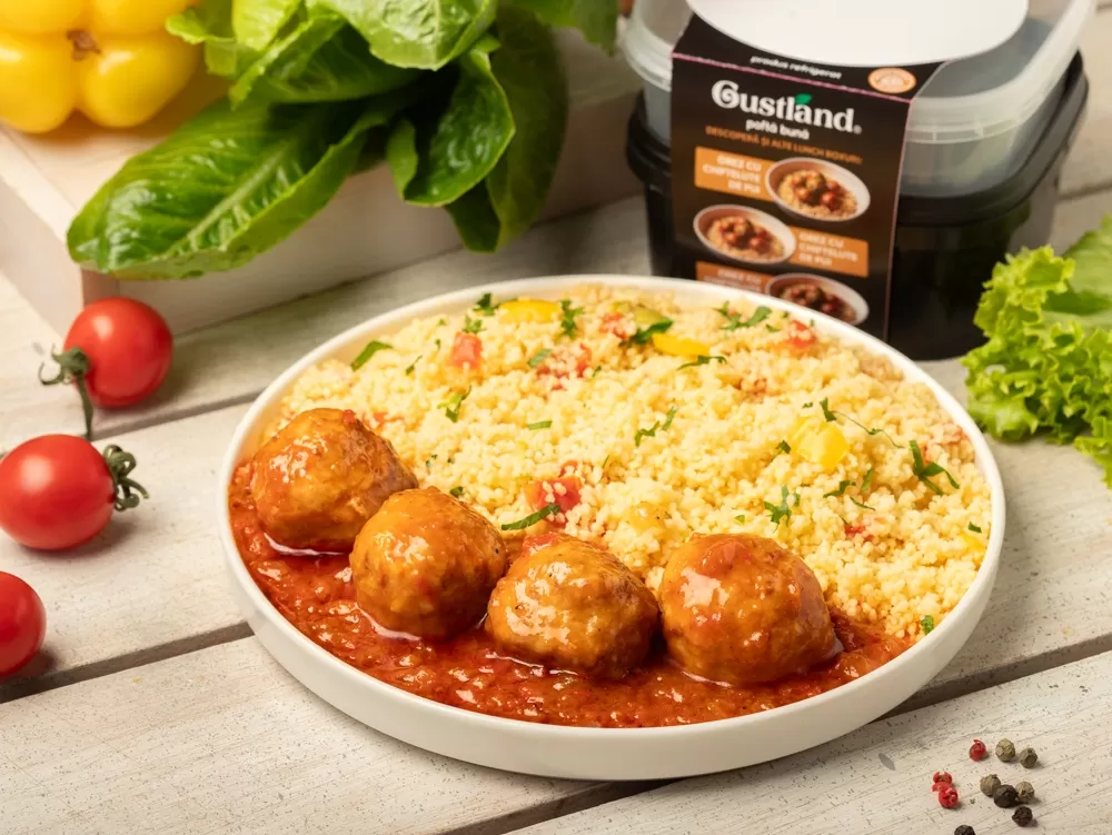  Lunch box Couscous cu chiftelute si sos