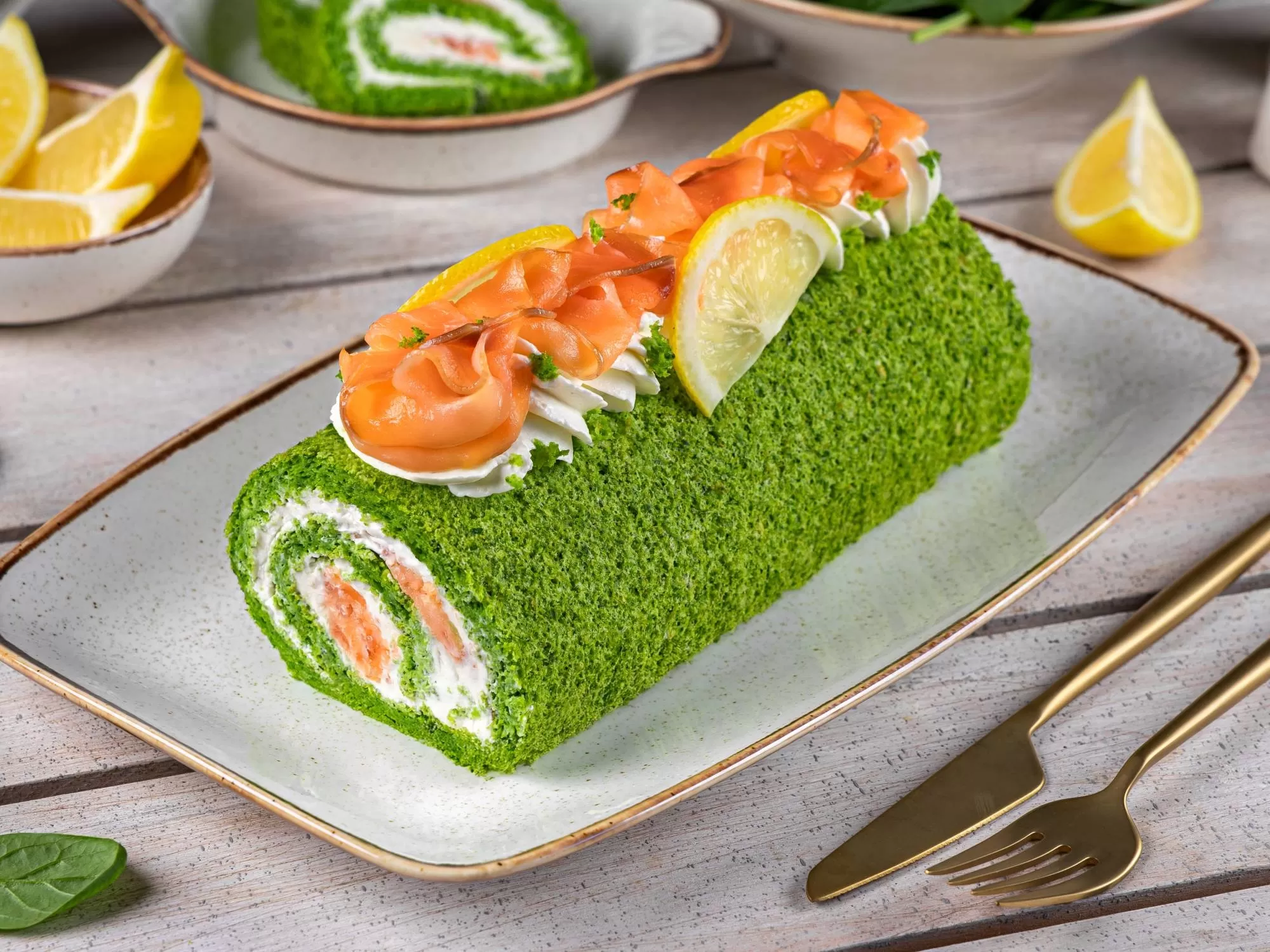 Шпинатный рулет с лососем и сливочным сыром0