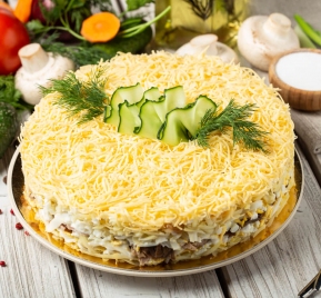 Salată de pui cu cașcaval și ciuperci 