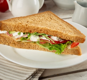 Sandwich сu brânză feta și legume