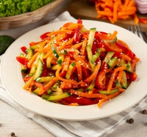 Salată Picantă cu morcov marinat în stil coreean