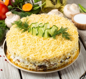 Salată de pui cu cașcaval și ciuperci 