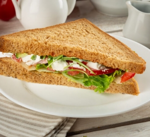 Sandwich сu brânză feta și legume1