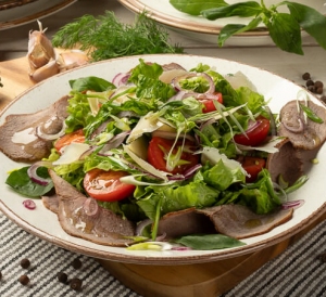 Salată italiană cu carne de vită marinată